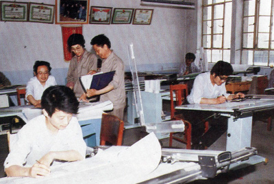 從1984年第一季度到抓管理上登記全面提高企業(yè)素質(zhì)驗收前，采取分線檢查、總結(jié)成績、找出差距、提出措施、限期整改的方法，使各項工作在整頓中鞏固提高，在鞏固提高中進行再整頓，再提高。