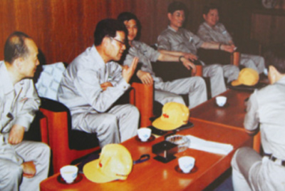 為了學習外國先進技術(shù)和管理方法，前往引進技術(shù)與設(shè)備的國家進行實地考察。薛仲光廠長在日本。