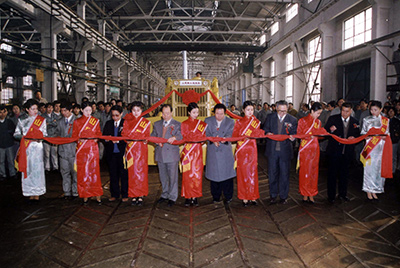 山推股份公司舉行山推牌TY220推土機5000臺下線慶典活動。