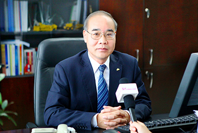 張秀文董事長在接受中國山東網(wǎng)專題采訪時，就公司踐行“厚道魯商”倡樹行動進行回答，介紹了山推把“仁義、誠信、厚道”的文化精髓融入到生產(chǎn)經(jīng)營的全過程的典型做法和“誠敬做產(chǎn)品，誠信做企業(yè)”的經(jīng)營理念，在工程機械行業(yè)樹立起了“厚德堅韌”的山東國企形象