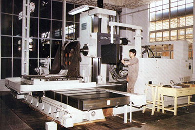 BPN-13B(R4)數(shù)控臥式加工中心。廠房擴建加大，設(shè)備填平補齊，增加精、大、稀設(shè)備，新上生產(chǎn)線，提高企業(yè)裝備素質(zhì)，使山推廠成為名副其實的大馬力推土機生產(chǎn)廠。