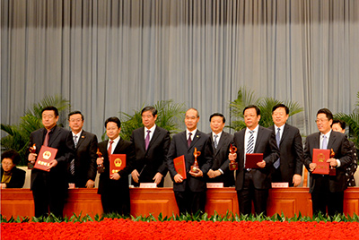 會上對獲得“省長質(zhì)量獎”的企業(yè)和個人進行了表彰，山推股份位居榜首，公司董事長張秀文從省長姜大明手中接過了代表山東質(zhì)量管理最高榮譽的“金拇指”獎杯。